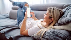 Frau Smartphone Sofa