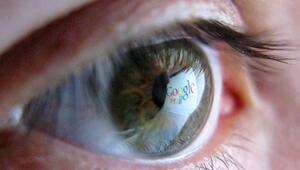Google-Service Gmail spiegelt sich in einem menschlichen Auge