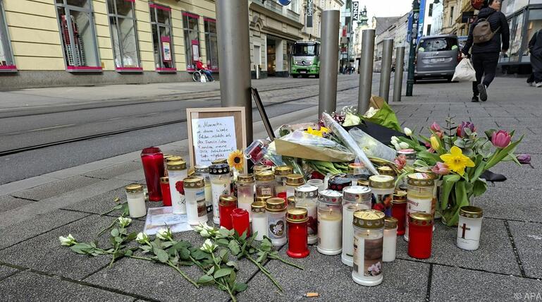 Eine improvisierte Gedenkstätte für das Opfer