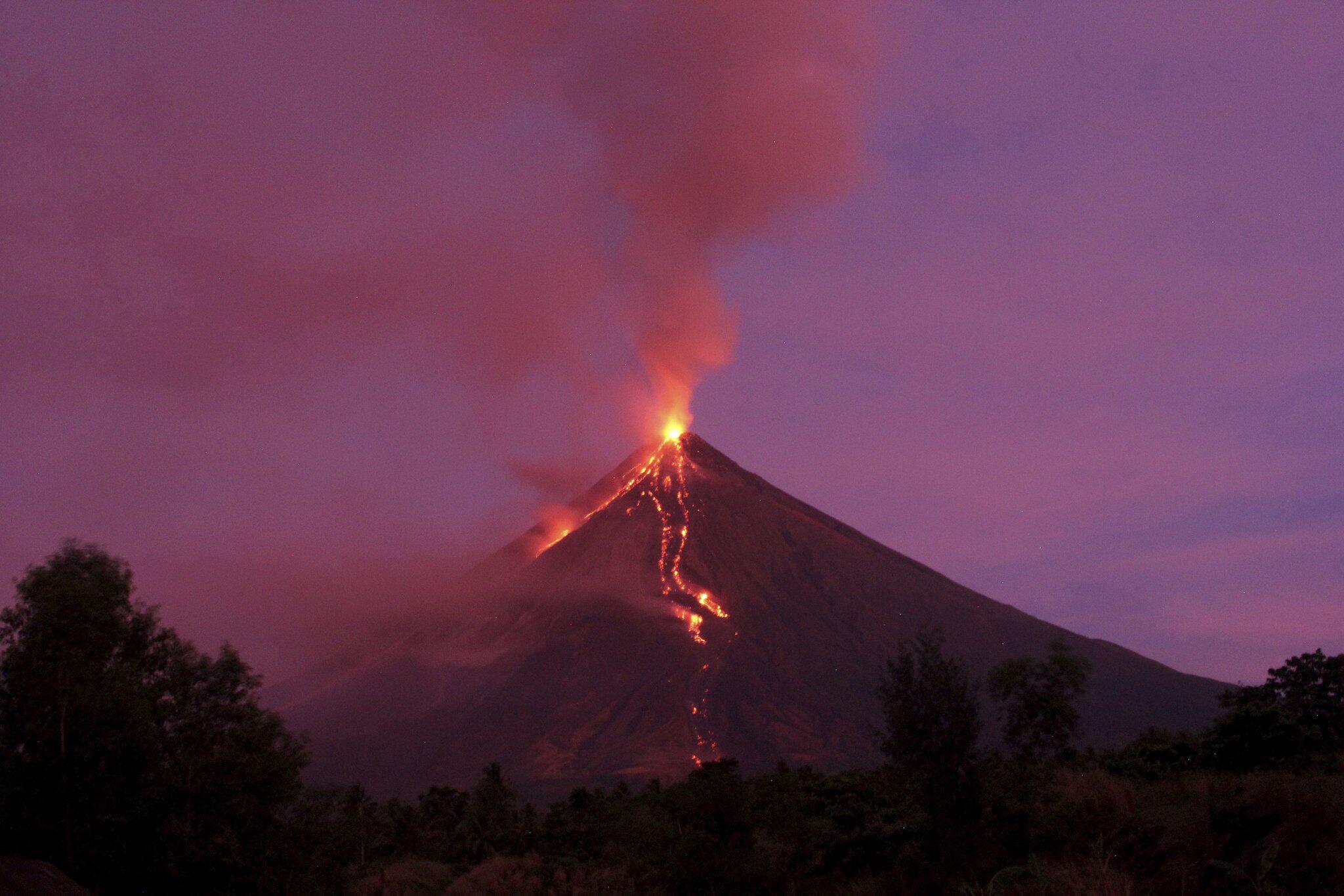 Vulkan Mayon auf Philippinen spuckt aufs Neue Asche und Lava | GMX.AT