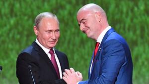 Wladimir Putin und Gianni Infantino