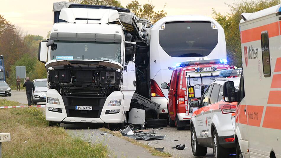 Reisebus kollidiert mit Sattelzug