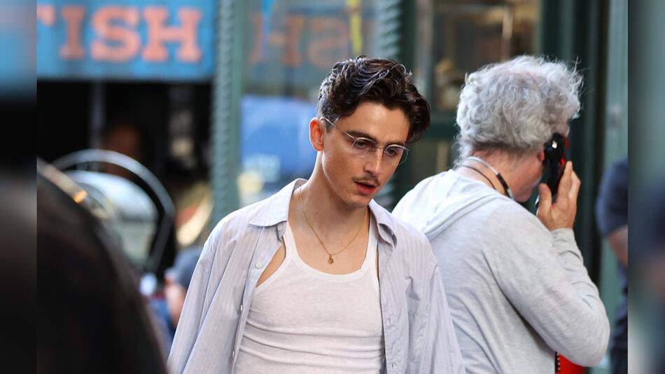 Untypisches Outfit: Timothée Chalamet am Set von "Marty Supreme".