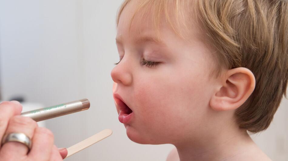 Junge beim Kinderarzt