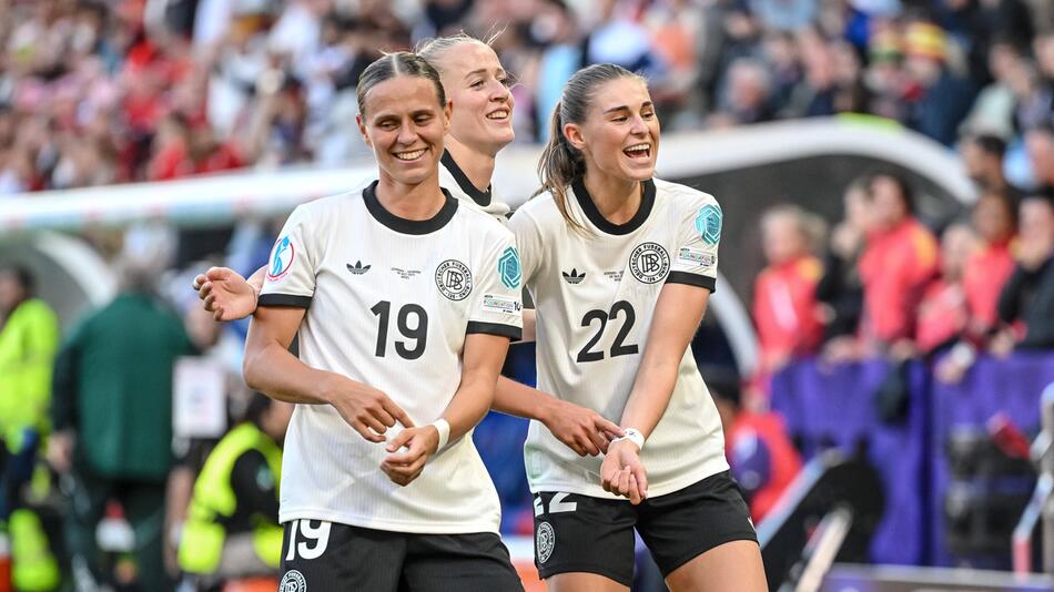 Klara Bühl, Lea Schüller und Jule Brand feiern ein Tor gegen Dänemark.