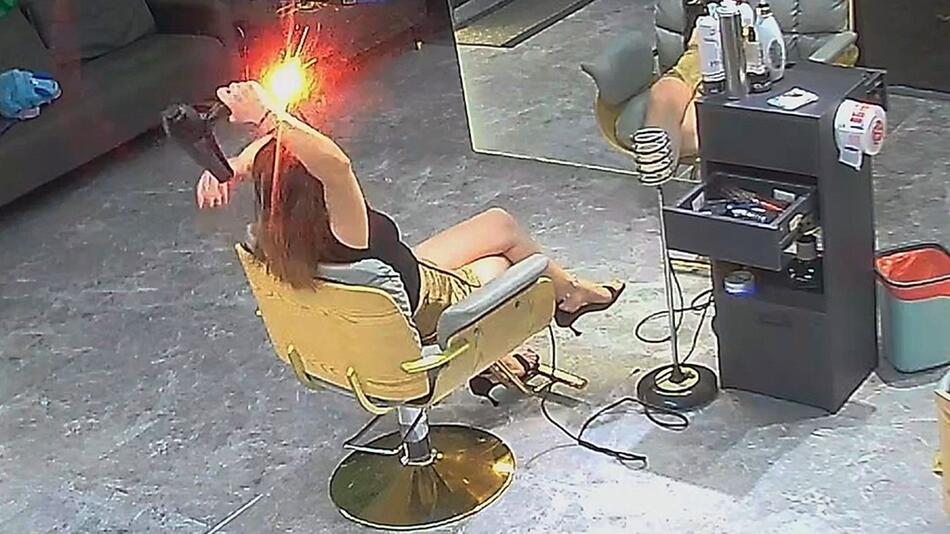 Frau föhnt ihre Haare – dann knallt es gleich mehrfach