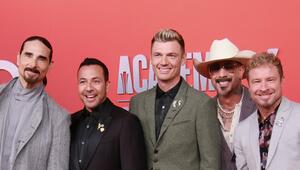 Ihre Anzüge tauschten die Backstreet Boys für ein deutsches Fußball-Trikot aus.