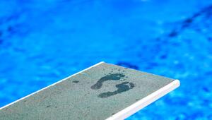 Fußabdrücke eines Badegastes auf einem Sprungbrett