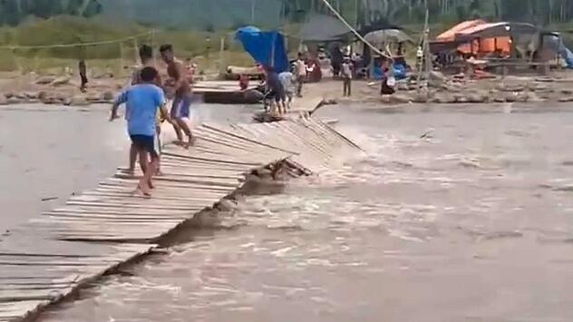 Reißende Fluten: Fluss zerstört Brücke zwischen Dörfern in Indonesien