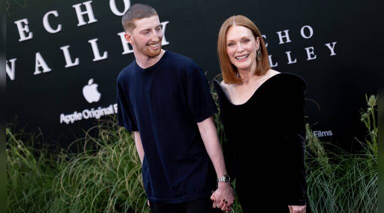 Julianne Moore mit ihrem Sohn Caleb Freundlich auf dem roten Teppich.