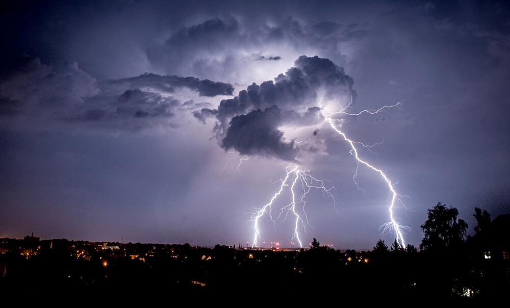 Blitze sind am Himmel bei Görlitz zu sehen