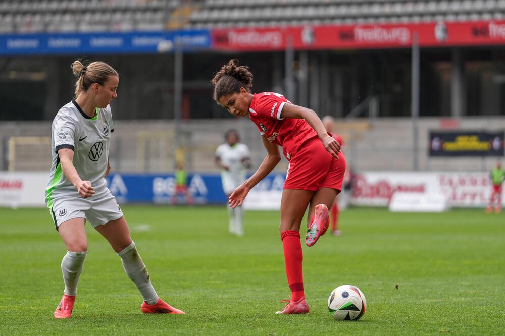 Cora Zicai (rechts) im April 2025 im Bundesligaspiel gegen den VfL Wolfsburg (1:1).