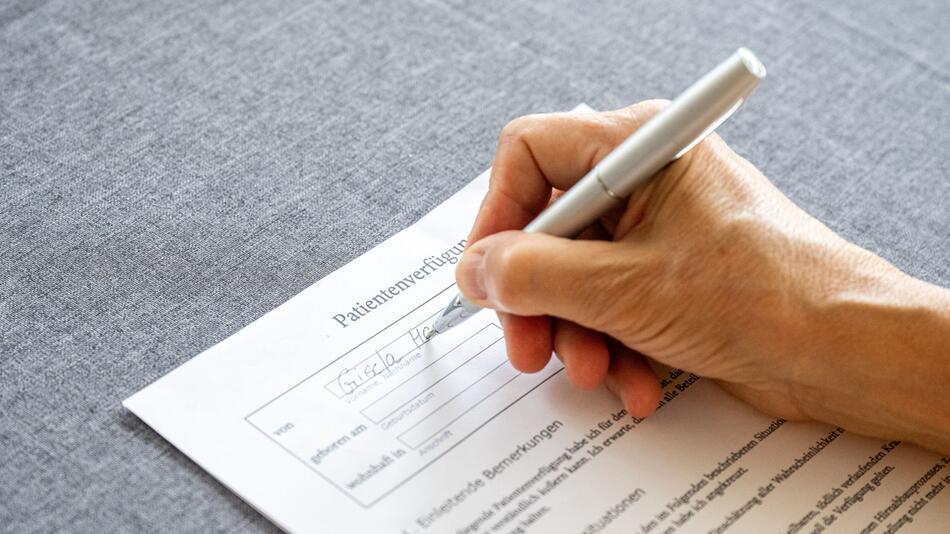 Eine Person füllt eine Patientenverfügung aus