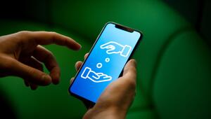 Ein Smartphone, auf dem Geldgeschäfte symbolisiert sind