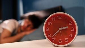 Mensch liegt im Bett, davor ein Wecker, dessen Uhrzeit auf 2:37 Uhr steht