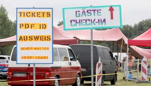 Autos bei der Anfahrt zu einem Festival