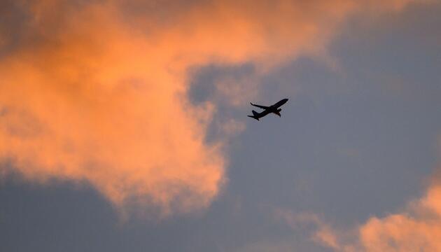 Flugzeug im Sonnenaufgang