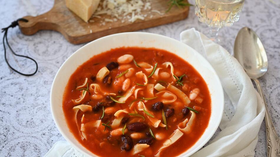 Tomatensuppe mit Bohnen und Pancetta