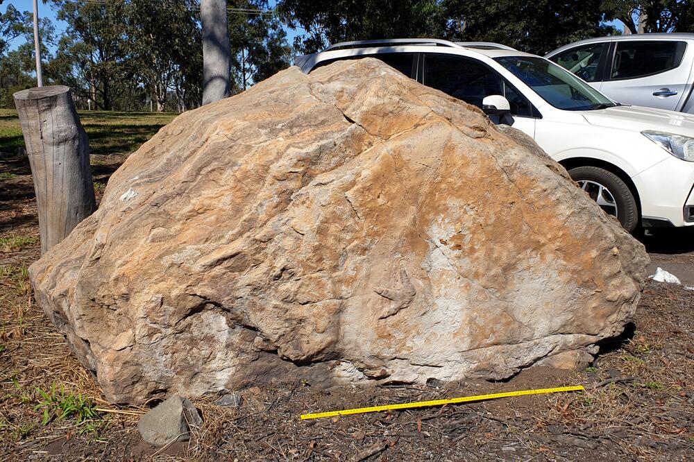 Fußspuren auf Felsen in australischer Schule