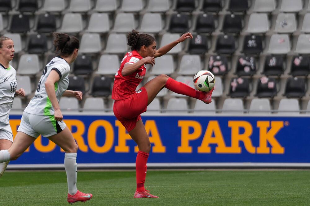 Cora Zicai nimmt den Ball an.