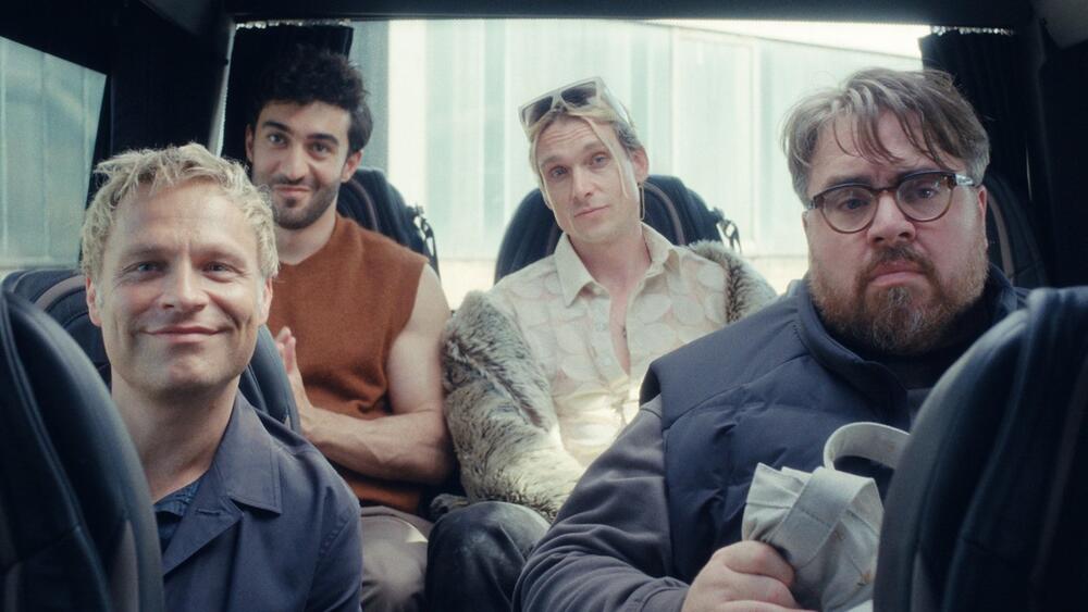 v.l.: Flo (Tim Sander), Fares (Eidin Jalali), Kim (Daniel Sträßer) und Sam (Tristan Seith) in ...