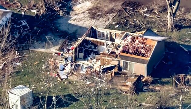 Luftaufnahmen zeigen Spur der Verwüstung: Tote nach Tornados in Illinois