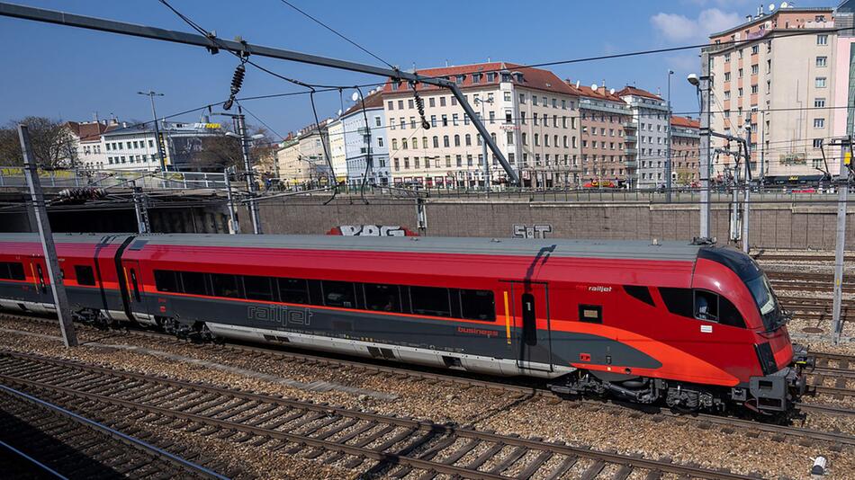 Mehrere Garnituren waren beim Wintereinbruch beschädigt worden