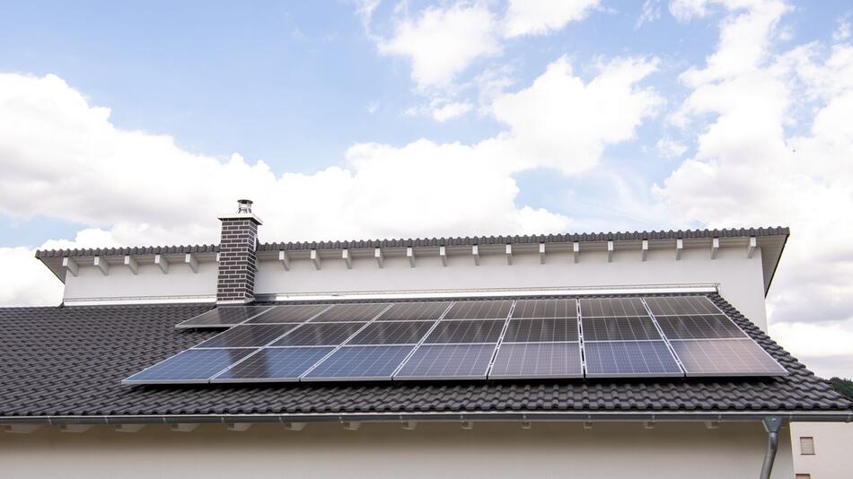 Ein Wohnhaus mit Photovoltaik auf dem Dach