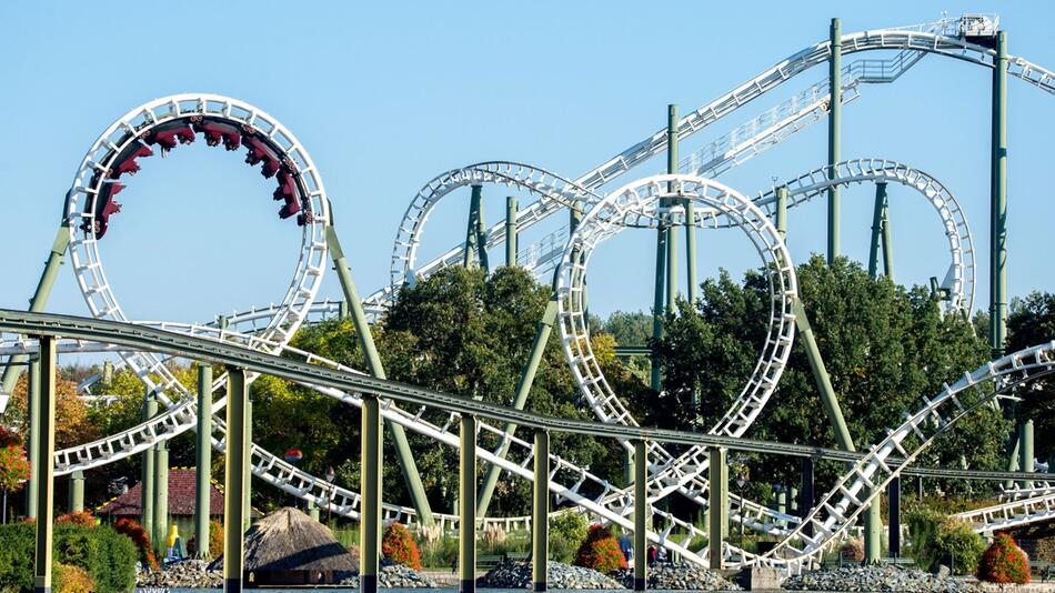 Besucher fahren mit der Achterbahn "Big Loop" im Heide-Park