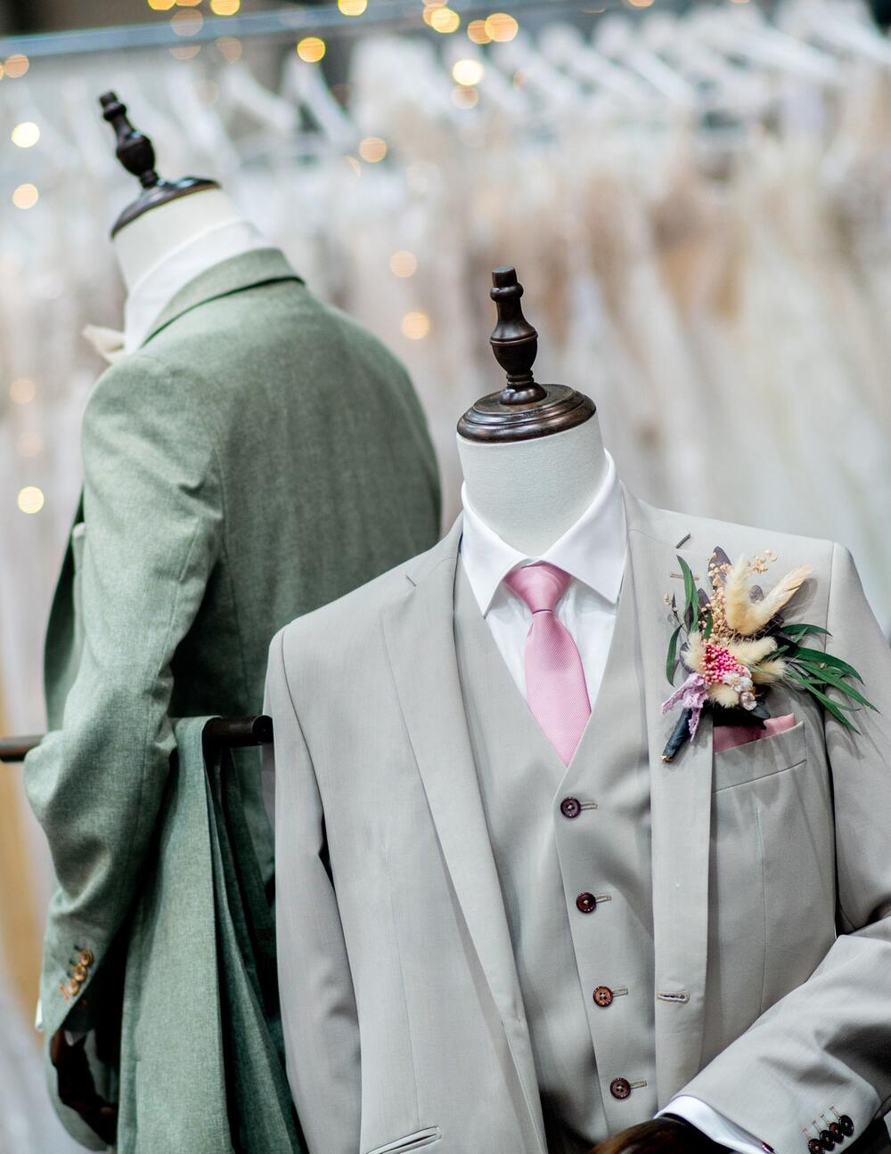 Hochzeitsanzüge auf einer Hochzeitsmesse