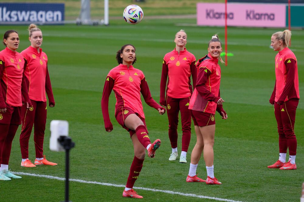 V.l.n.r.: Giovanna Hoffmann, Alara, Cora Zicai, Selina Cerci und Lea Schüller.