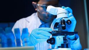 Forscher, der in Teleskop schaut. 