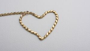 Goldkette in Herzform.