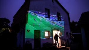 Mit einem Beamer wird ein Fussballspiel projiziert