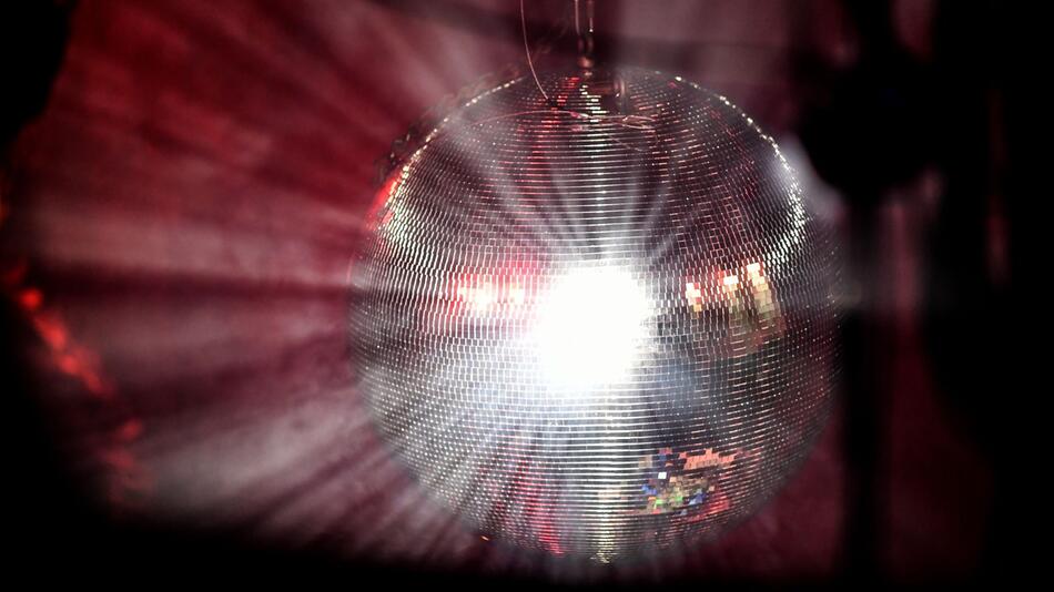 Eine Discokugel dreht sich