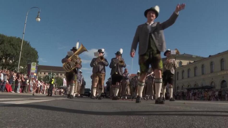 Trachten- und Schützenumzug: Oktoberfest-Fans bestaunen Outfits und Prachtwagen 