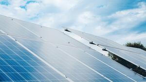 Photovoltaik-Anlage, die unter einem bewölkten Himmel in einem Außenbereich installiert ist.