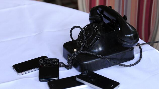 Altes Telefon und Smartphones