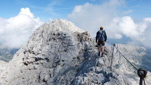 Bergsteiger auf einem Klettersteig in Slowenien