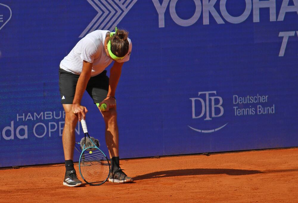 Völlig entkraftet: Zverev beim Turnier in Hamburg.