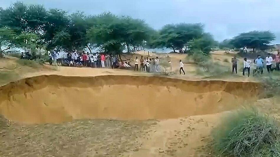 15 Meter tief: Gigantisches Senkloch öffnet sich bei indischem Dorf