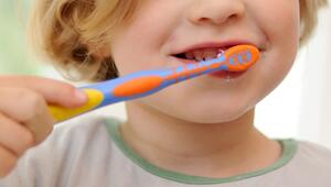 Ein Junge putzt sich die Zähne