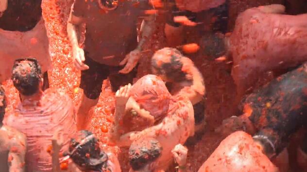 Sauerei bei "La Tomatina": Tausende Kilo Tomaten fliegen durch eine Stadt