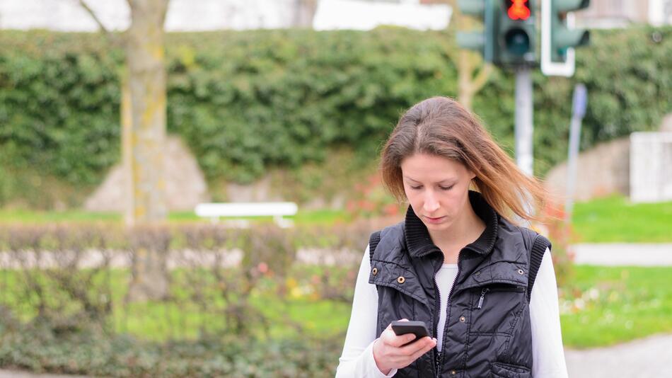 Fußgängerin überquert bei roter Ampel