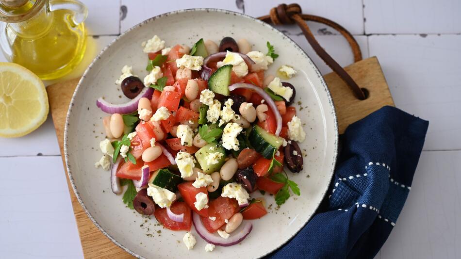 Griechischer Salat mit weißen Bohnen