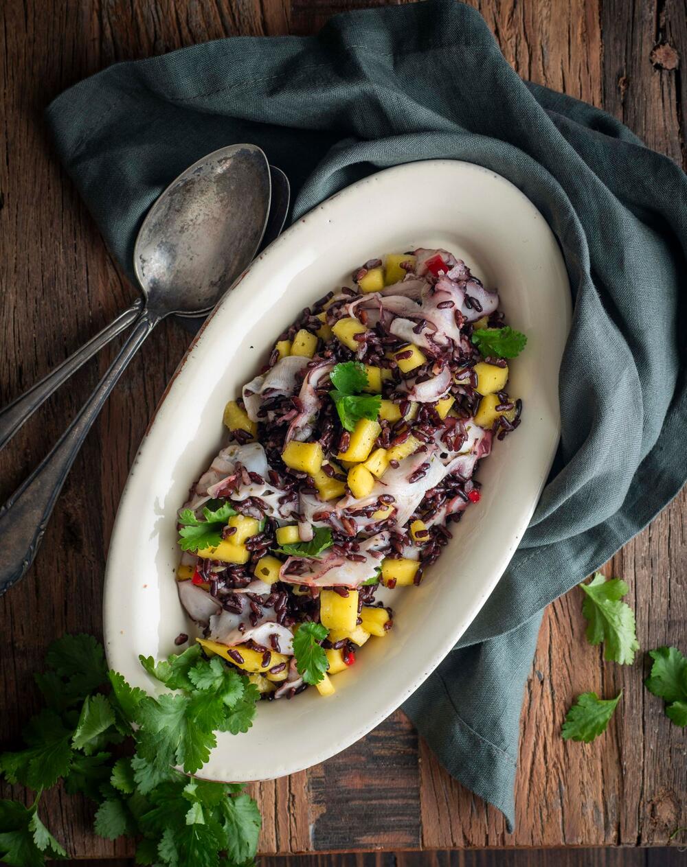 Schwarzer Reissalat mit Mango und Oktopus