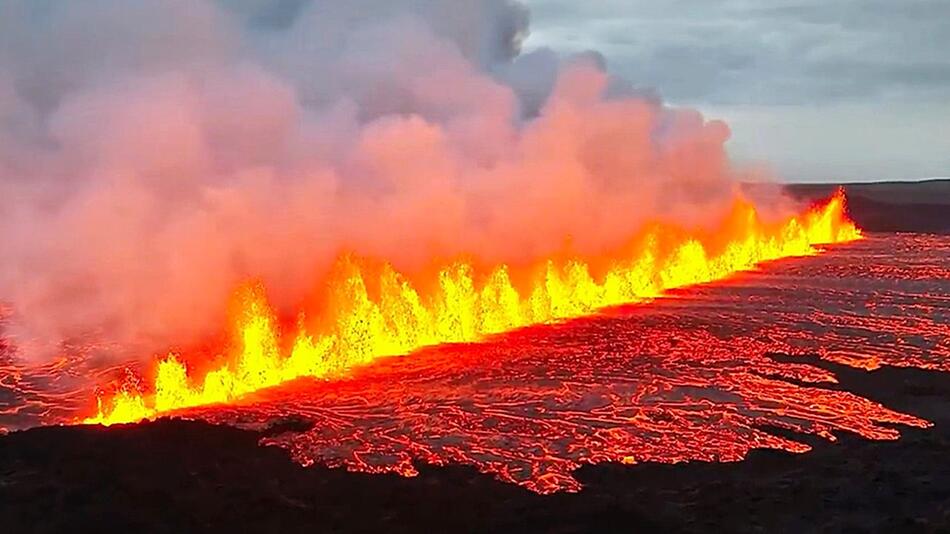 Kilometerlanger Spalt: Drohne filmt spektakulären Vulkanausbruch in Island