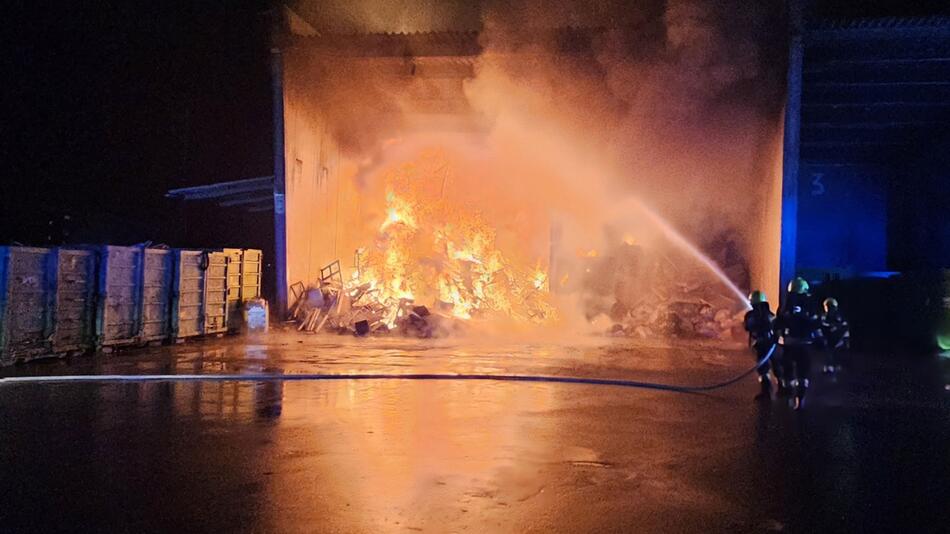 101 Feuerwehrkräfte mit 23 Fahrzeugen im Einsatz