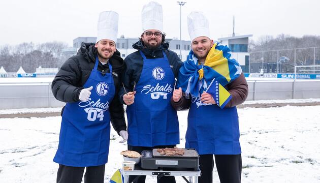 Dzeko probiert Ćevapčići von Fans