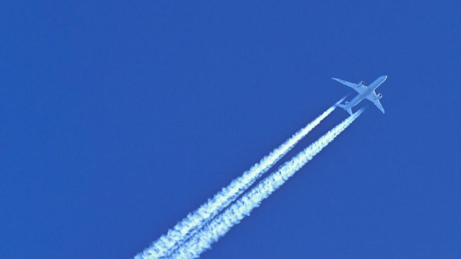 Flugzeug mit Kondensstreifen